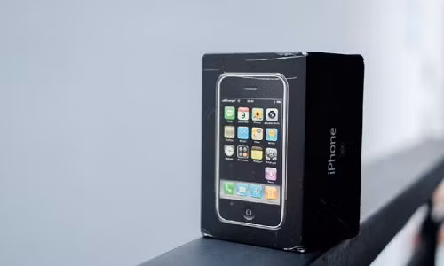 Chiếc iPhone 2G được một người sưu tầm tại TP.HCM mua lại với giá 1000 USD. Máy vẫn trong tình trạng chưa được kích hoạt, còn nguyên hộp và đầy đủ phụ kiện đi kèm.