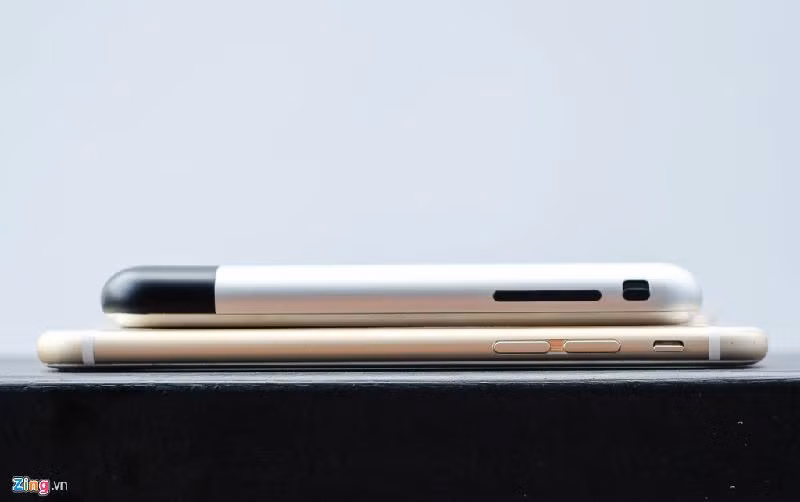 Cần gạt âm thanh độc quyền của Apple và cụm phím tăng giảm âm lượng là điểm vẫn được giữ nguyên trong suốt 10 năm qua.