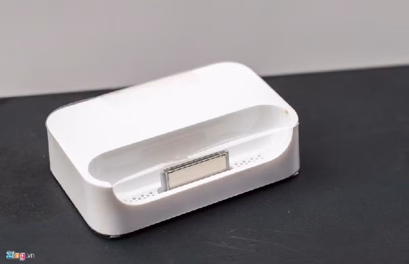 Khoảng thời gian 2007, xu hướng điện thoại có đế sạc phổ biến ở các hãng sản xuất trong đó có BlackBerry. Apple không muốn đứa con đầu lòng của mình phải thua thiệt nên cũng dành tặng cho nó một chiếc dock sạc có cổng audio 3,5 mm. Các thế hệ sau không có sự xuất hiện của phụ kiện này.