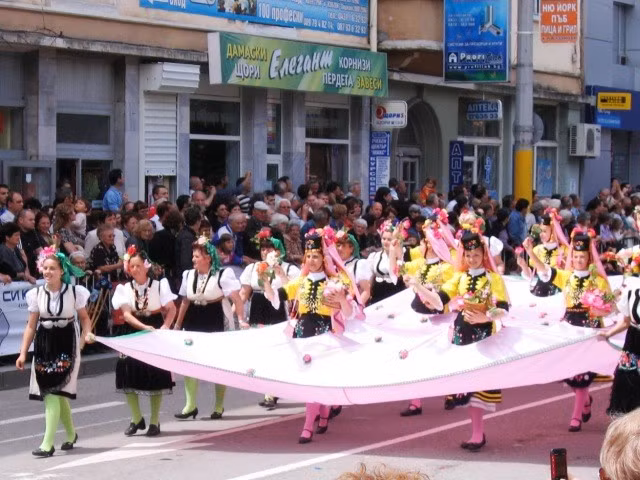 Du khách có thể trải nghiệm không khí vui tươi, đầy màu sắc với nhiều hoạt động sôi nổi như diễu hành trên đường phố. Ảnh: Ellis Shuman.