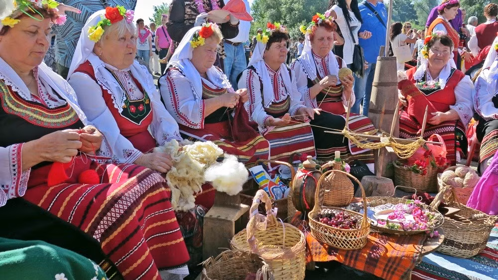 Khách du lịch cũng có thể tìm hiểu về cuộc sống gắn liền với hoa hồng Bulgaria của người dân địa phương thông qua những triển lãm nghệ thuật và các loại đồ ăn, thức uống truyền thống. Ảnh: Private Guide Bulgaria.