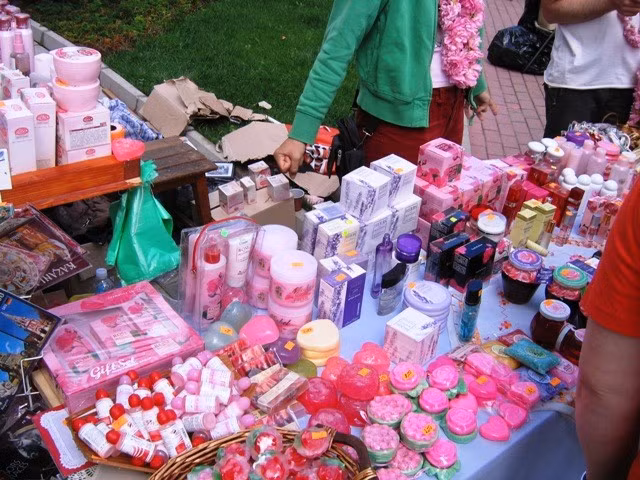 Tham gia lễ hội, du khách còn có thể mua rất nhiều sản phẩm làm từ hoa hồng Bulgaria như xà bông, sữa tắm, nước hoa cùng nhiều loại mỹ phẩm. Ảnh: Ellis Shuman.