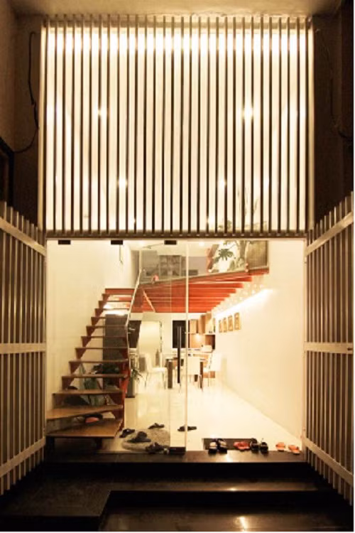 Để nhà ống được thoáng và sáng, trần nhà xây cao tới 5,5 mét. Khu vực bếp ăn, phòng tắm được bố trí ở tầng một, tầng lửng là phòng khách và phòng ngủ. Phòng khách sử dụng chất liệu kính mờ nhằm tạo cảm giác rộng, thoáng hơn. Ảnh: Maunhadepsaigon.