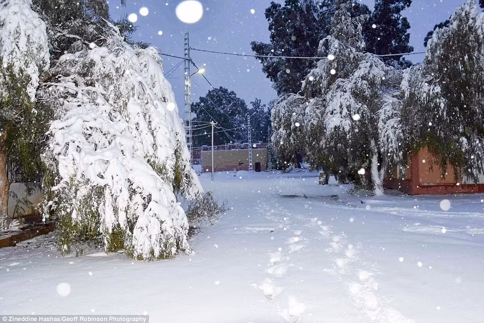 Hiện nay, tuyết vẫn đang rơi nhiều ở thị trấn Ain Sefra, miền tây Algeria, nơi được gọi là "Cửa ngõ vào sa mạc". Ảnh: Zineddine Hashas/ Geoff Robinson.