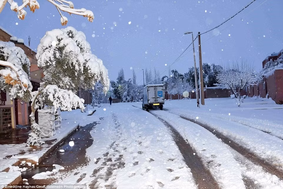 Lớp tuyết dày 1 m đã gây ra sự hỗn loạn trong thị trấn, hành khách mắc kẹt trên xe buýt vì xe không thể di chuyển do đường trơn trượt. Ảnh: Zineddine Hashas/ Geoff Robinson.