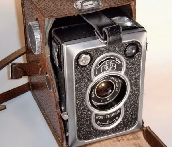 Máy ảnh của Đức sử dụng phim 120. Ảnh: Uphinh.