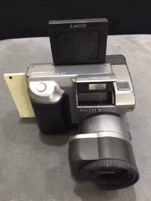 Máy ảnh Sony thời xưa khá cồng kềnh. Ảnh: Chodocu.