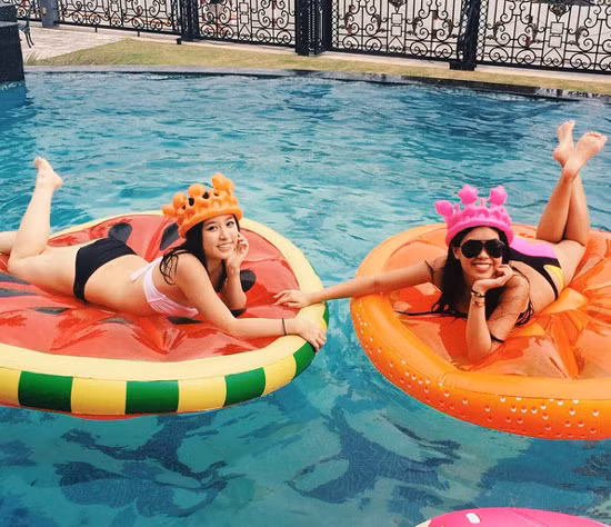 Em chồng Hà Tăng thường xuyên chia sẻ hình ảnh những chuyến du lịch xa hoa, nghỉ dưỡng ở căn biệt thự hoành tráng mang phong cách hoàng gia, check-in ở những nhà hàng sang trọng.