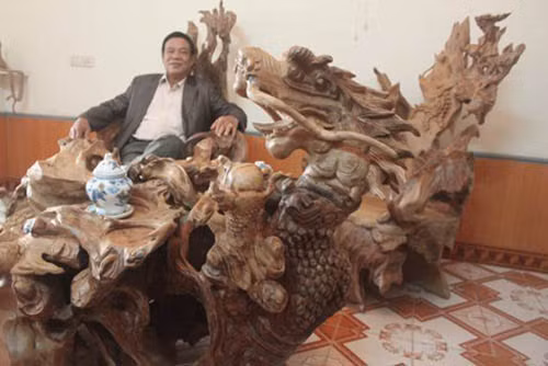 Một đại gia trong ngành thủy sản ở Tuyên Quang khiến cộng đồng mạng choáng váng khi tậu bộ bàn ghế gỗ trị giá 4 tỷ đồng. Ảnh: Vietnamnet.