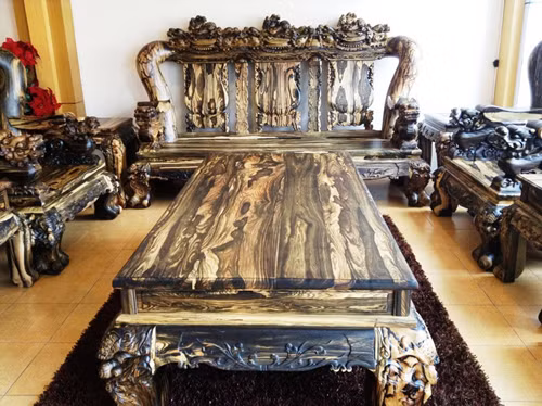 Để chế tác được bộ bàn ghế "khủng" này, chủ cơ sở nội thất đã phải sử dụng đến 9 khối gỗ mun sọc, trong đó có những khối gỗ nguyên khối dài gần 4 mét. Ảnh: Vietnamnet.