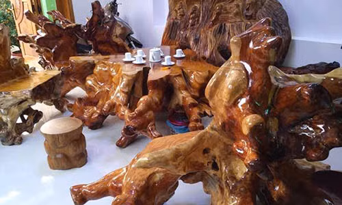 Bộ bàn ghế gốc huỳnh đàn này là bộ rễ đã ngậm đá tự nhiên nằm dưới lòng đất chỉ còn lõi và một phần bộ rễ đã gần như hóa thạch. Theo nhiều người nói thì dù có "tiền tấn" cũng khó tìm mua được. Ảnh: Vietnamnet.