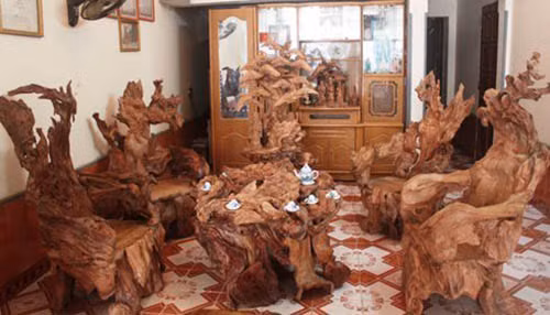 Bộ bàn ghế làm bằng gỗ ngọc am nghìn năm tuổi dưới đáy sông Gâm. Bộ bàn ghế có hình dáng độc đáo với 4 chiếc ghế được chạm trổ rồng phượng một cách cực kỳ tinh xảo. Ảnh: Vietnamnet.