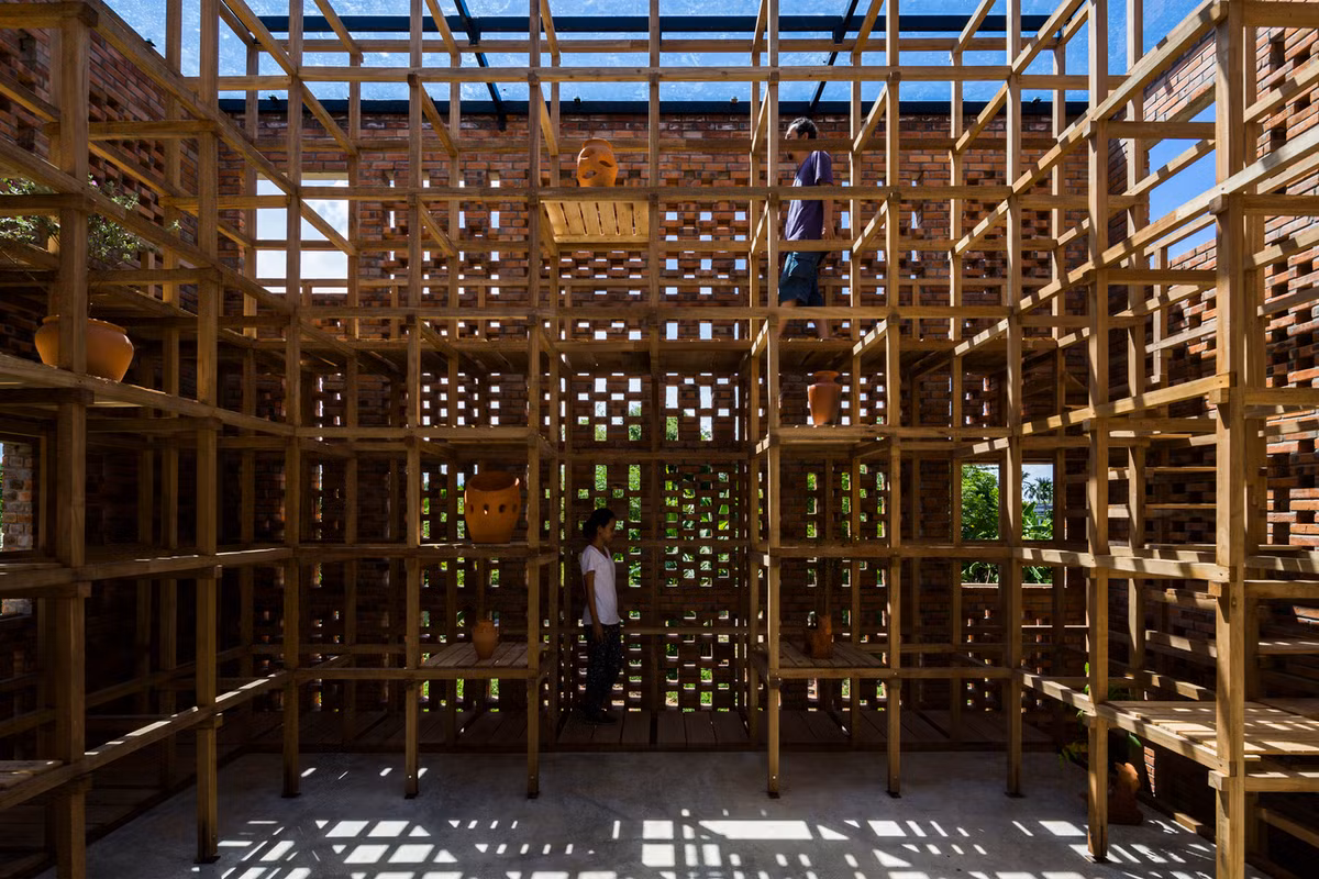 Kế đến là hệ khung gỗ 3 tầng đặt gốm với kích thước mỗi ô là 60xm x 60cm, cao 7m so với mặt đất. Ảnh: Archdaily.