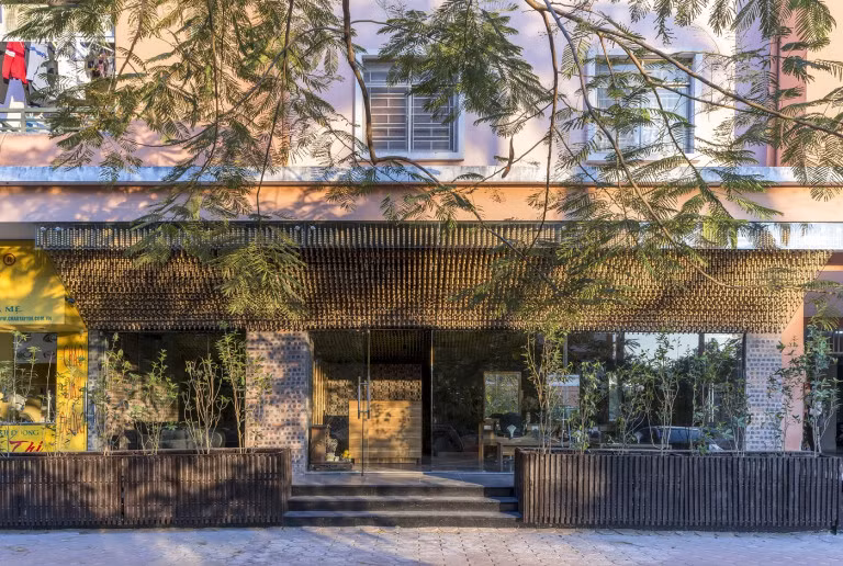 Được cải tạo từ một salon tóc đã xuống cấp trong khu đô thị Văn Quán, Hà Đông, Hà Nội, Mành Mành Salon đạt giải ở hạng mục Công trình làm đẹp và chăm sóc sức khỏe. Ảnh: Archdaily.