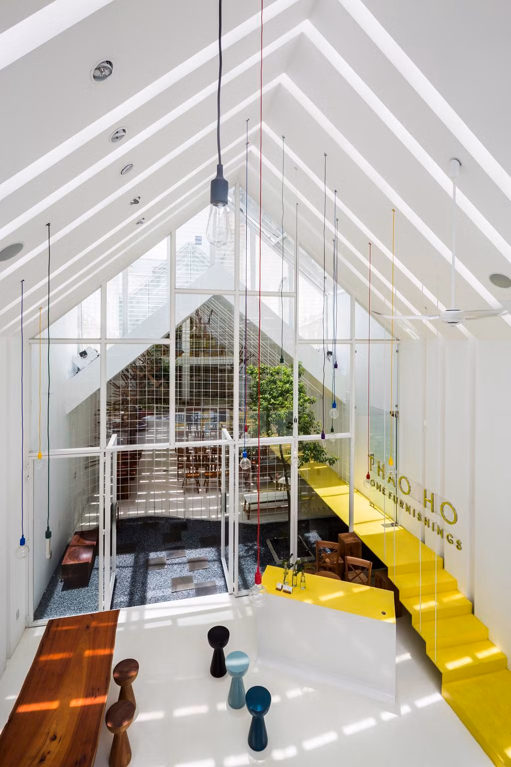 "Thao Ho Home Furnishing" nhận giải ở hạng mục Showroom thương mại. Công trình rộng khoảng 400 mét vuông tại quận Tân Bình (TP HCM). Ảnh: Hiroyuki Oki