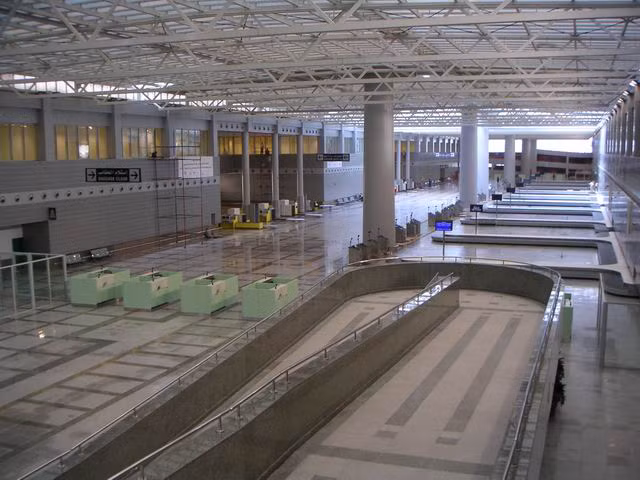 Nhiều du khách còn khuyên mọi người nên tránh sân bay này bằng mọi cách. Ảnh: Cheatsheet.