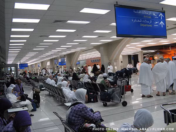 Hành khách phải ngồi chờ hàng chục giờ đồng hồ trên chiếc ghế kim loại. Ảnh: Flick.