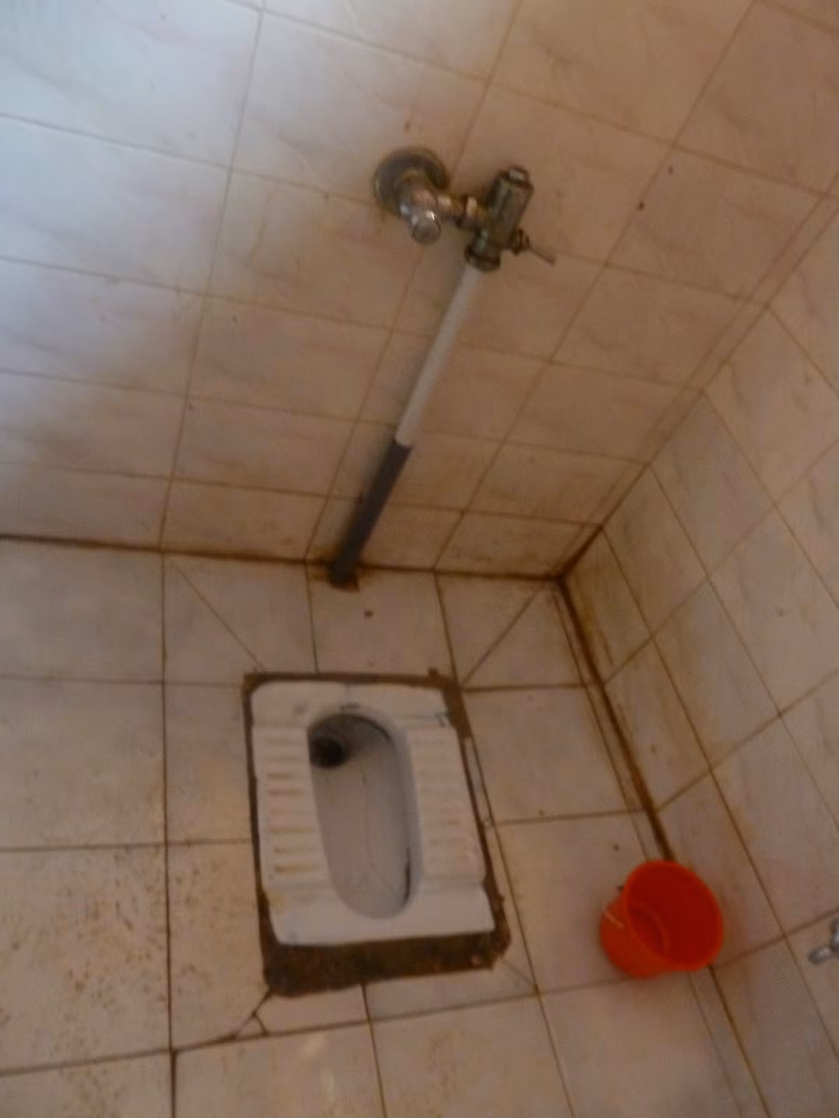 Sân bay chỉ có một khu vực nhà vệ sinh mà nước vung vãi khắp nơi. Ảnh: Supernepal.