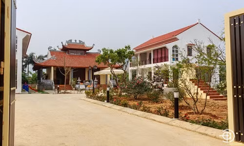 Căn nhà của Việt Hoàn được sử dụng lối thiết kế đơn giản, không cầu kỳ. Được xây dựng trong vòng 1 năm, từ tháng 1.2016 tới tháng 1.2017 thì hoàn thành