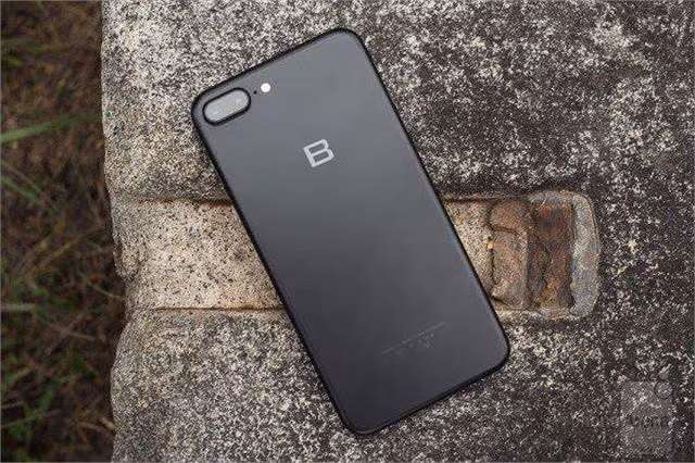 Bản concept BPhone 2 được photoshop từ 1 chiếc iPhone 7 Plus. Ảnh: Techz.