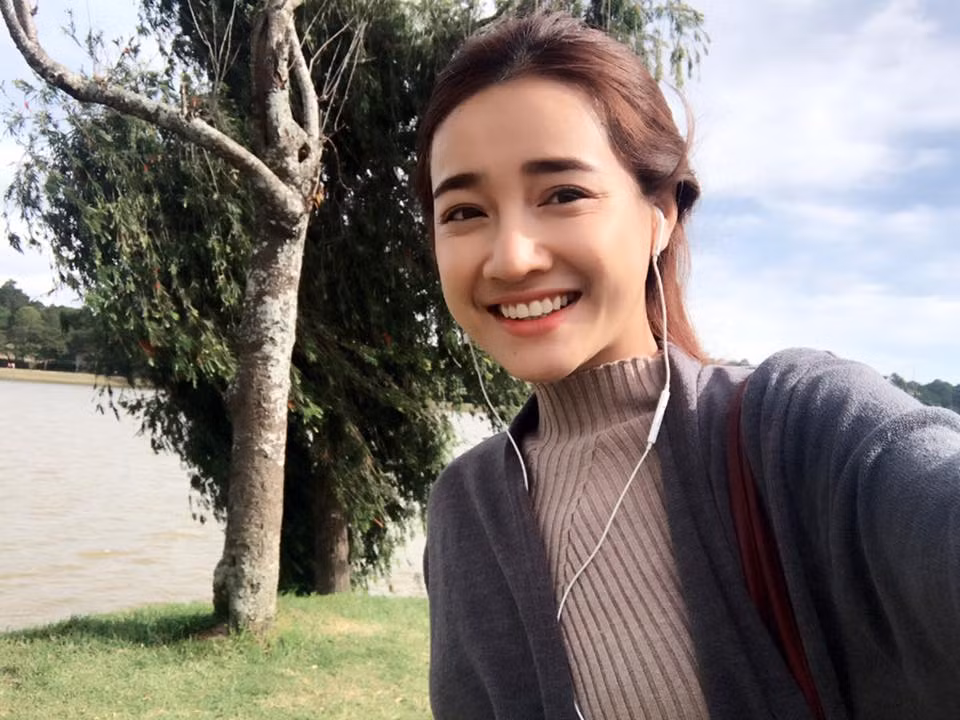 Nhờ gương mặt khả ái, Nhã Phương được mời quảng cáo và đại sứ cho nhiều thương hiệu. Ảnh: Facebook Navi Nha Phương.