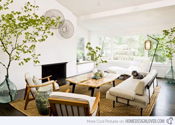 Chậu cây xanh nổi bật trên nền gam màu trắng phòng khách tạo sự tươi mới, đón một năm thành công. Ảnh: Homedesignlover.