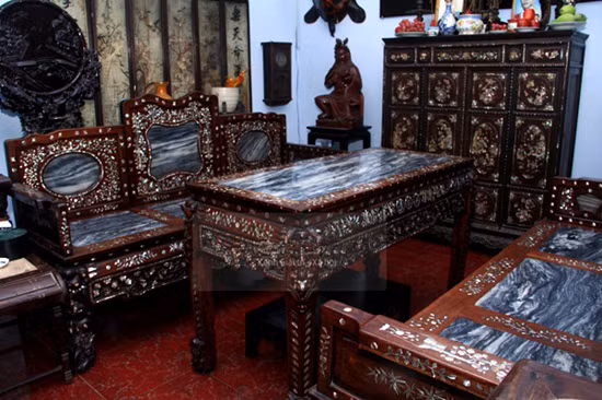 Ấn tượng đầu tiên trong nhà là nội thất gỗ được chạm trổ, khảm đá rất bắt mắt và đắt tiền.