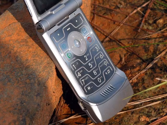 Được giới thiệu vào năm 2004, Motorola RAZR V3 được coi là điện thoại làm nên cuộc cách mạng thay đổi ngành sản xuất điện thoại lúc bấy giờ. Ảnh: Phone Arena.