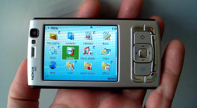 Ra mắt cuối năm 2006, Nokia N95 là một trong những smartphone để lại ấn tượng khó phai với nhiều người Việt Nam. Máy hỗ trợ cả kết nối 3G, Wi-Fi, GPS, camera 5 Megapixel, ống kính Carl Zeiss và đèn flash LED. Ảnh: All About Symbian.