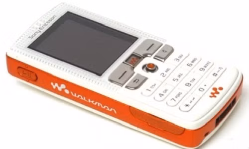 Sony Ericson W800i từng là trào lưu hot của giới trẻ Việt với biệt danh "Nữ hoàng nhạc số". Máy được trang bị các nút riêng cho chức năng phát nhạc mang đến cho người dùng những trải nghiệm mới. Ảnh: Dienthoaico.