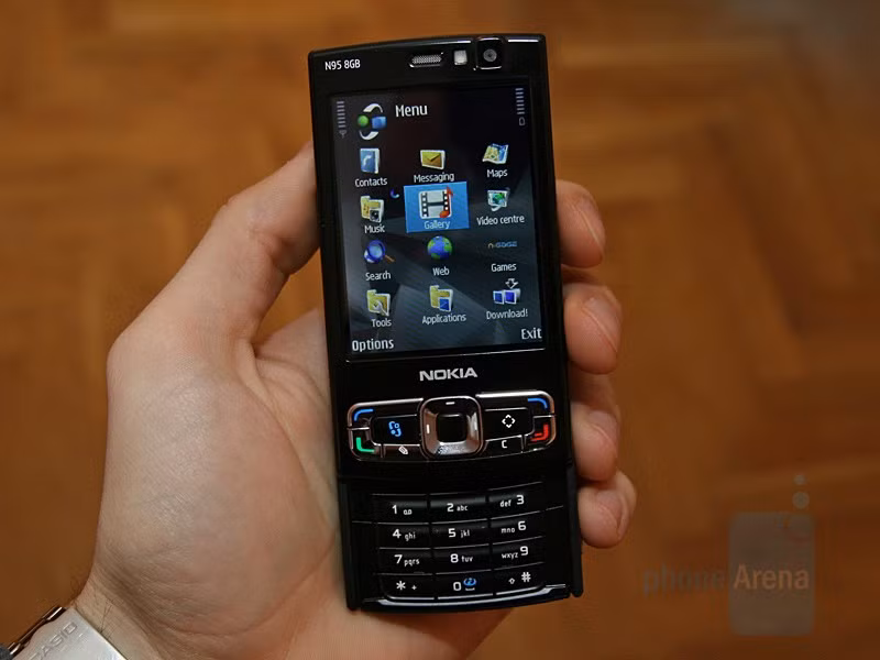 Máy sở hữu kiểu dáng trượt hai chiều với bàn phím số và các nút bấm giải trí đa phương tiện phía trên. Ảnh: Phone Arena.