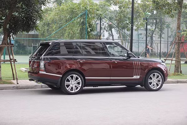 Chi phí cho những con xe này là của chung gia đình và tập đoàn. Bố mẹ ủng hộ sở thích của tôi nhưng không cho không. Tôi cũng phải bỏ công sức cống hiến cho tập đoàn mới nhận lại được những gì hôm nay - Tùng chia sẻ.