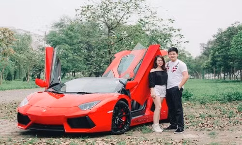 Trong bộ sưu tập siêu xe của mình, Sơn Tùng thích nhất là chiếc Lamborghini Aventador Roadster màu đỏ. Đây cũng thuộc diện hàng độc tại Việt Nam.