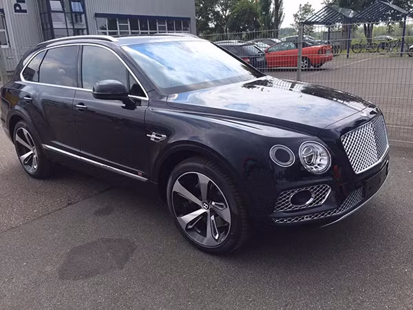 Từ những năm lên 2, lên 3, Tùng đã dành sự yêu thích đặc biệt cho các mô hình xe ô tô. Những món đồ chơi ô tô cũng trở thành người 'bạn' thân thiết của Tùng suốt những năm tháng ấu thơ. Nói như Tùng thì 'vào đến nhà chỉ thấy xe và xe'.