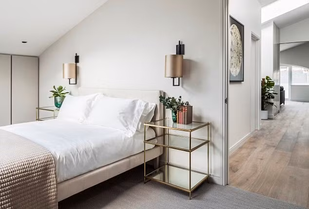 Giá các căn hộ quy đổi theo tiền Việt Nam trải từ 17 tỷ đồng cho căn một phòng ngủ tới 64 tỷ đồng cho penthouse 3 phòng ngủ.