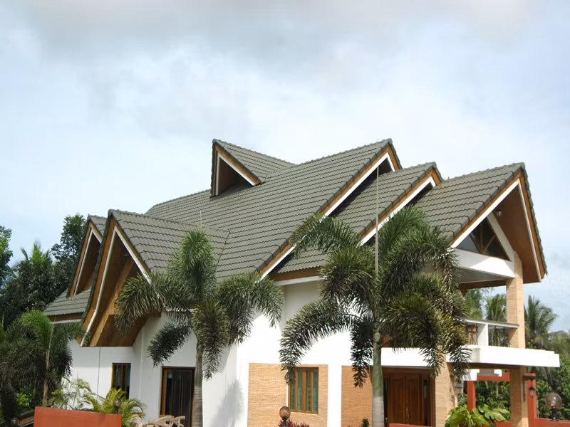 Tôn sóng ngói phù hợp cho các ngôi nhà nhiều mái. Ảnh: Giacongsat.