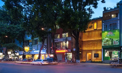 Nằm trên đường Láng, Láng Thượng, Đống Đa, Hà Nội, ngôi nhà 5 tầng thu hút bởi kiến trúc khác lạ, nổi bật giữa khu phố.