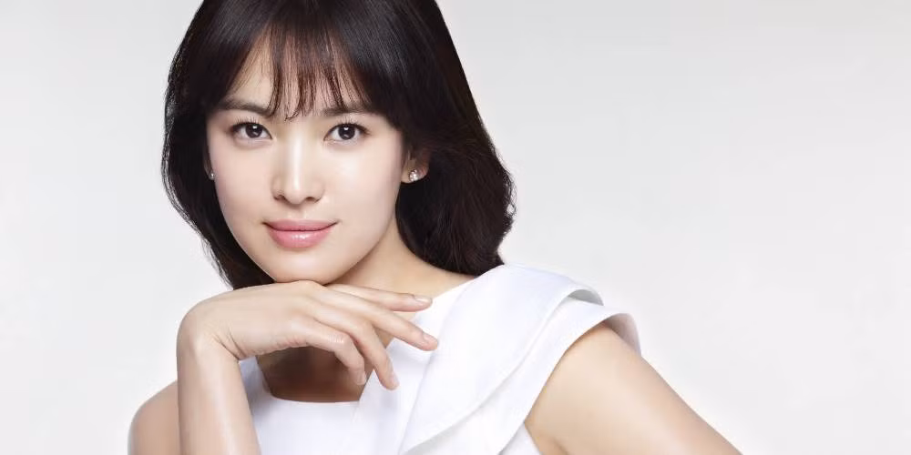 Sau 20 năm hoạt động trong làng giải trí, Song Hye Kyo đang là nữ minh tinh hàng đầu của Kbiz. Xinh đẹp, danh tiếng và tài năng đã giúp người đẹp kiếm bội tiền từ đóng phim và hợp đồng quảng cáo. Ảnh: Allkpop.