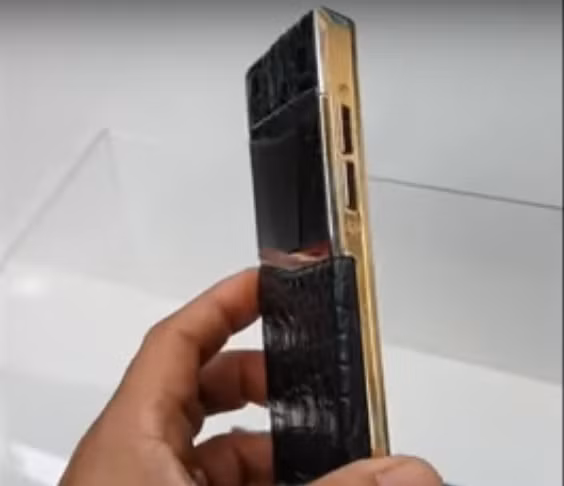 Trong trường hợp thay SIM khác, smartphone cao cấp này có khả năng nhận diện và tự động hủy toàn bộ dữ liệu.