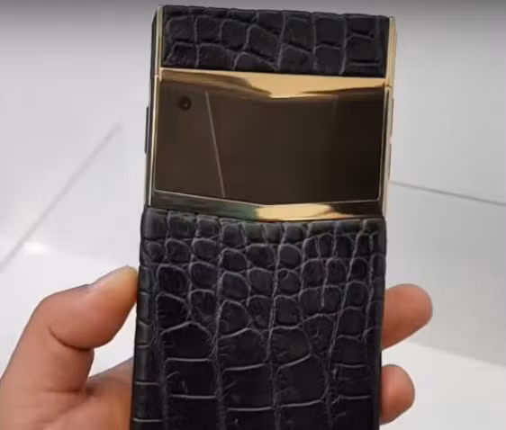 Viettel Luxury Phone sẽ có hai phiên bản khác nhau. Bản siêu cao cấp sẽ không có camera, tích hợp đầy đủ tính năng bảo mật và chỉ có khoảng 100 chiếc được bán ra. Giá bán vẫn chưa tiết lộ.