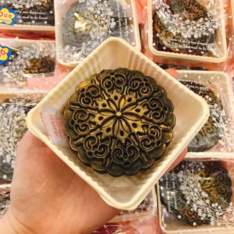 Bánh trung thu handmade tinh than tre phủ nhũ vàng lạ mắt cũng được nhiều người ưa chuộng. Ảnh: Antt