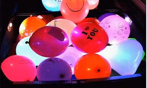 Nhìn bên ngoài, nó giống như quả bóng bay bình thường nhưng điểm độc đáo là nó sáng nhờ bóng đèn led bên trong, chơi ban ngày hay buổi tối đều đẹp. Ảnh: Vietq