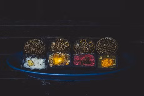 Bánh không chỉ bắt mắt bởi hình thức bên ngoài mà nhân bánh cũng rất phong phú. Khi ăn có hương vị lạ miệng và độc đáo. Nhiều khách mua loại bánh này để làm quà biếu. Ảnh: Antt