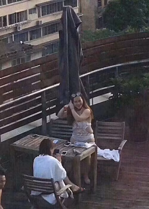 "Bat ngua" khi vo tinh chung kien nhan sac hot girl ngoai doi that-Hinh-2