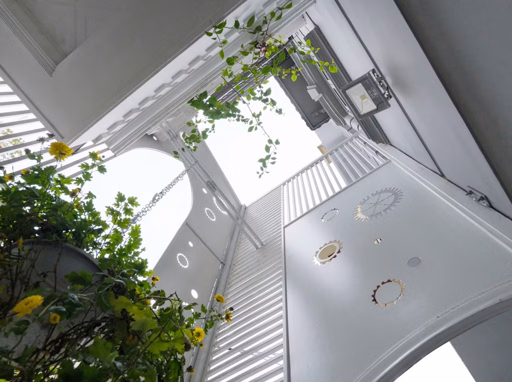 Theo yêu cầu của chủ đầu tư, căn nhà được thiết kế phong cách tân cổ điển độc đáo với các họa tiết lấy cảm hứng từ máy móc, linh kiện đồng hồ.