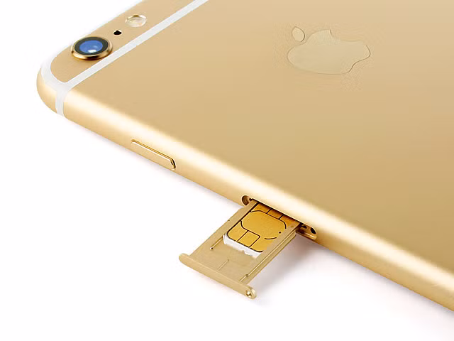 Kiểm tra khay Sim của iPhone 5, iPhone 6 cũng là cách biết được tình trạng màn hình. Sau khi tháo khay SIM, chỉ cần bật sáng màn hình lên. Nếu khe SIM không bị hở sáng, nghĩa là máy chưa thay màn hình. Ảnh: Applepro.