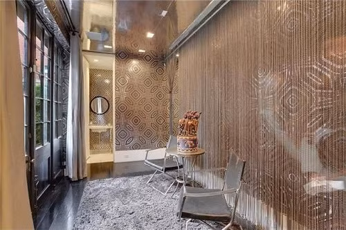 Căn nhà ổ chuột rộng 168m2, được xây dựng từ thế kỷ 19 theo phong cách Creole.