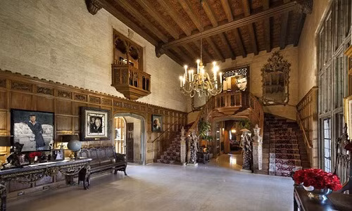 Ngôi nhà chính có 6 phòng ngủ, 6 phòng tắm. Phòng khách trang trí theo phong cách cổ điển, treo khá nhiều ảnh của Hugh Hefner. Ảnh: Getty.