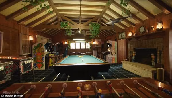 Phòng giải trí với nhiều trò tiêu khiển phục vụ chủ nhân và khách. Ảnh: Getty.