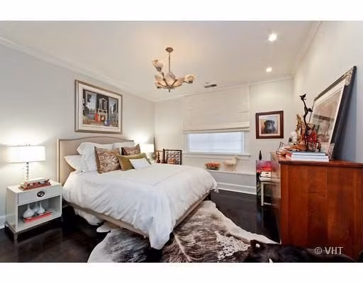 Phòng ngủ với gam màu trắng tinh tế. Ảnh: VHT.